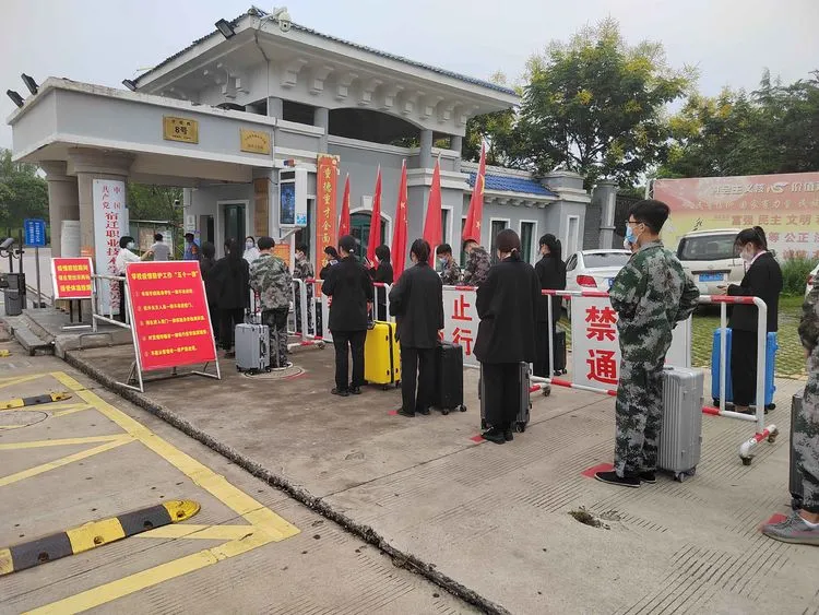 宿遷科技學(xué)校舉辦2021年秋季開學(xué)疫情防控應(yīng)急處置工作實戰(zhàn)演練