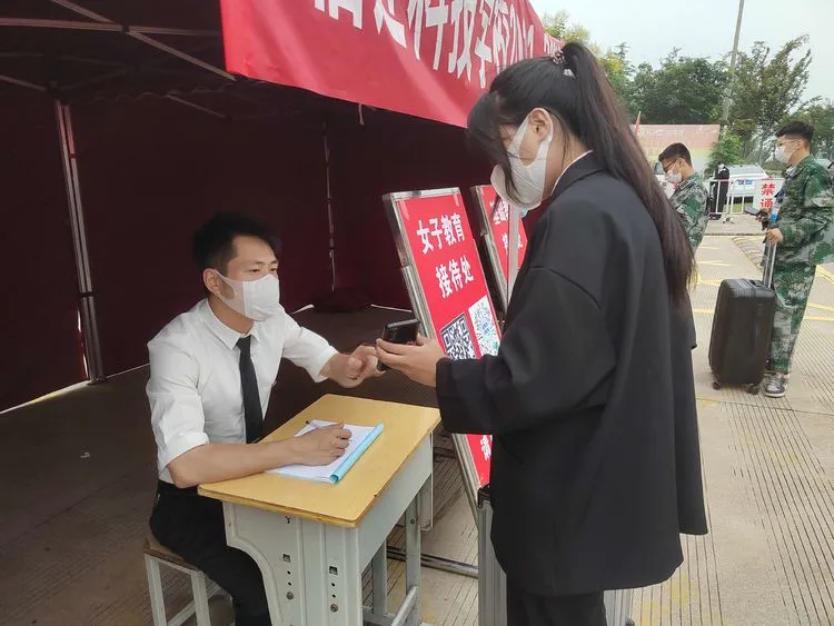 宿遷科技學(xué)校舉辦2021年秋季開學(xué)疫情防控應(yīng)急處置工作實戰(zhàn)演練